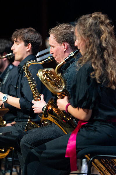 Jazzmusiker*innen spielen live auf einer Konzertbühne