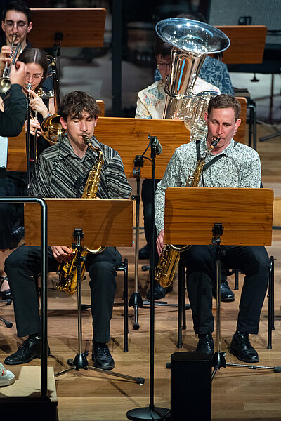 Jazzmusiker*innen spielen live auf einer Konzertbühne