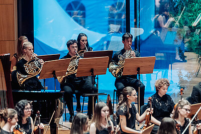 ein Teil des Orchester des Tiroler Landeskonservatoriums spielt live auf einer Konzertbühne