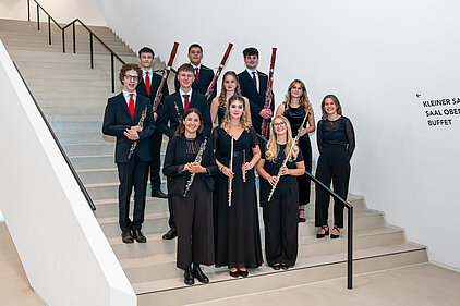 Ein Teil des Orchesters steht auf einer Treppe
