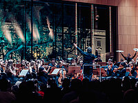 das Orchester mit Dirigent des Tiroler Landeskonservatoriums live auf einer Konzertbühne