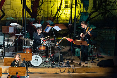 Jazzorchester spielt live auf einer beleuchteten Konzertbühne