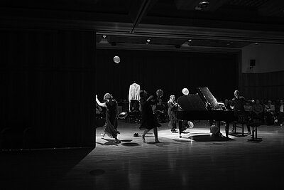 Das Ensemble performt live auf der Bühne