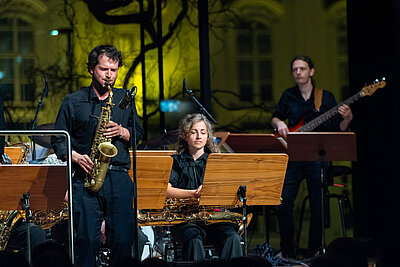 Jazzmusiker*innen spielen live auf einer Konzertbühne