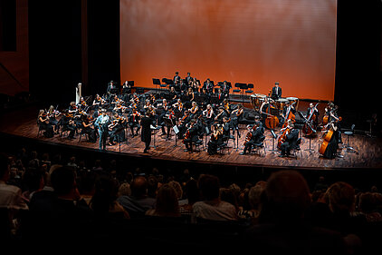 Das Orchester spielt live auf der Konzertbühne