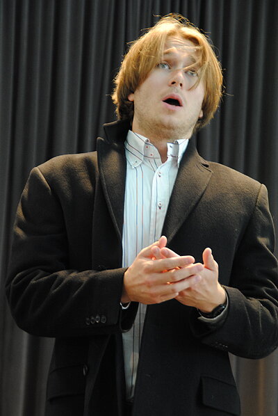 Ein Studierender performt auf der Bühne