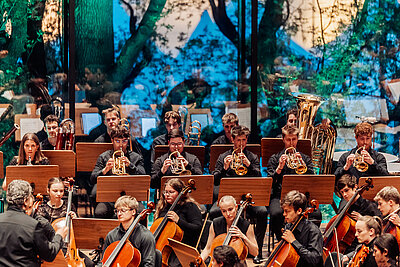 ein Teil des Orchester des Tiroler Landeskonservatoriums spielt live auf einer Konzertbühne