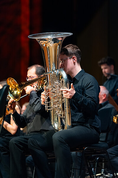 Jazzmusiker spielen live auf einer beleuchteten Konzertbühne