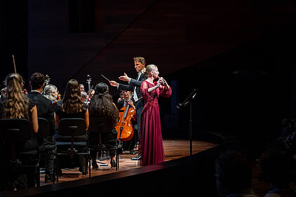 Ein Teil des Orchesters mit der Flötensolistin auf der Konzertbühne