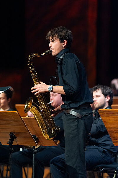 Jazzmusiker*innen spielen live auf einer Konzertbühne