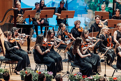 ein Teil des Orchester des Tiroler Landeskonservatoriums spielt live auf einer Konzertbühne