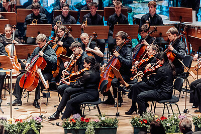 ein Teil des Orchester des Tiroler Landeskonservatoriums spielt live auf einer Konzertbühne