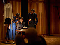 Die Studierenden performen live auf der Bühne