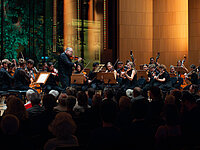 Orchester auf einer Konzertbühne 
