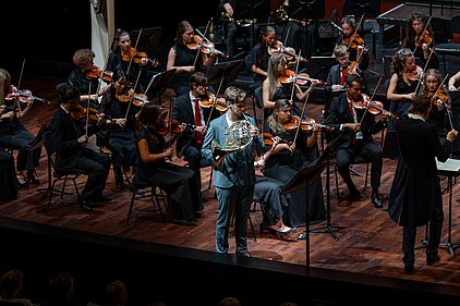 Ein Teil des Orchesters mit dem Horn-Solisten auf der Konzertbühne