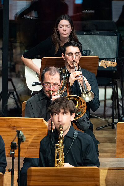 4 Jazzmusiker*innen spielen live auf einer Konzertbühne