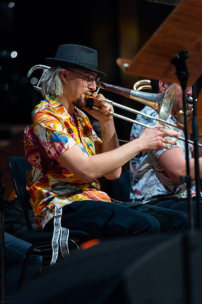 Jazzmusiker*innen spielen live auf einer Konzertbühne