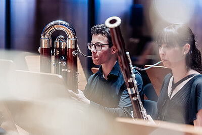 zwei Studierende spielen auf ihren Blasinstrumenten live auf einer Konzertbühne