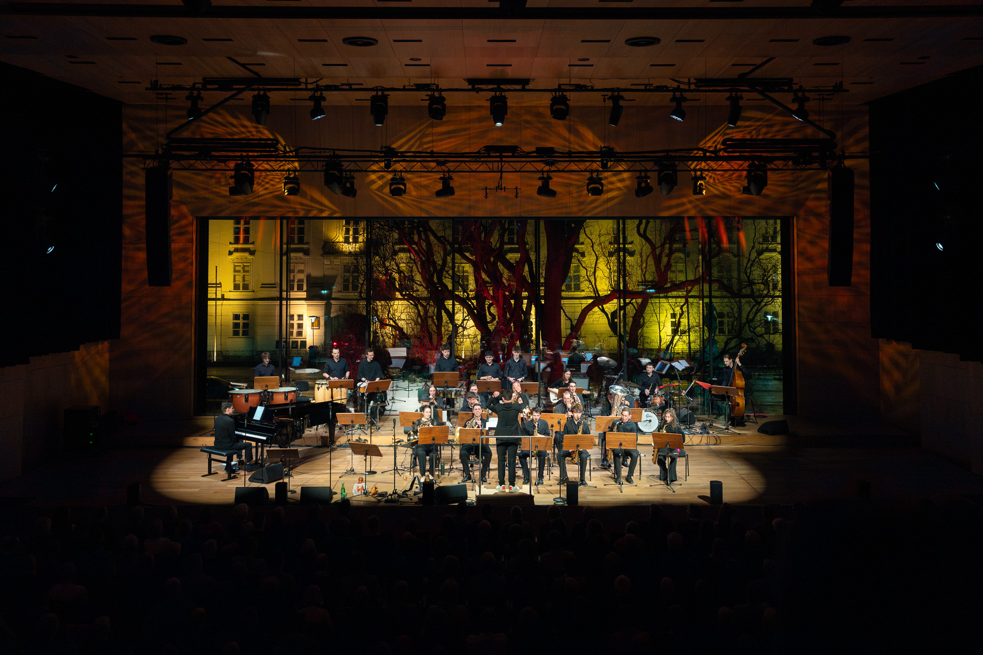 Jazzorchester spielt live auf einer beleuchteten Konzertbühne