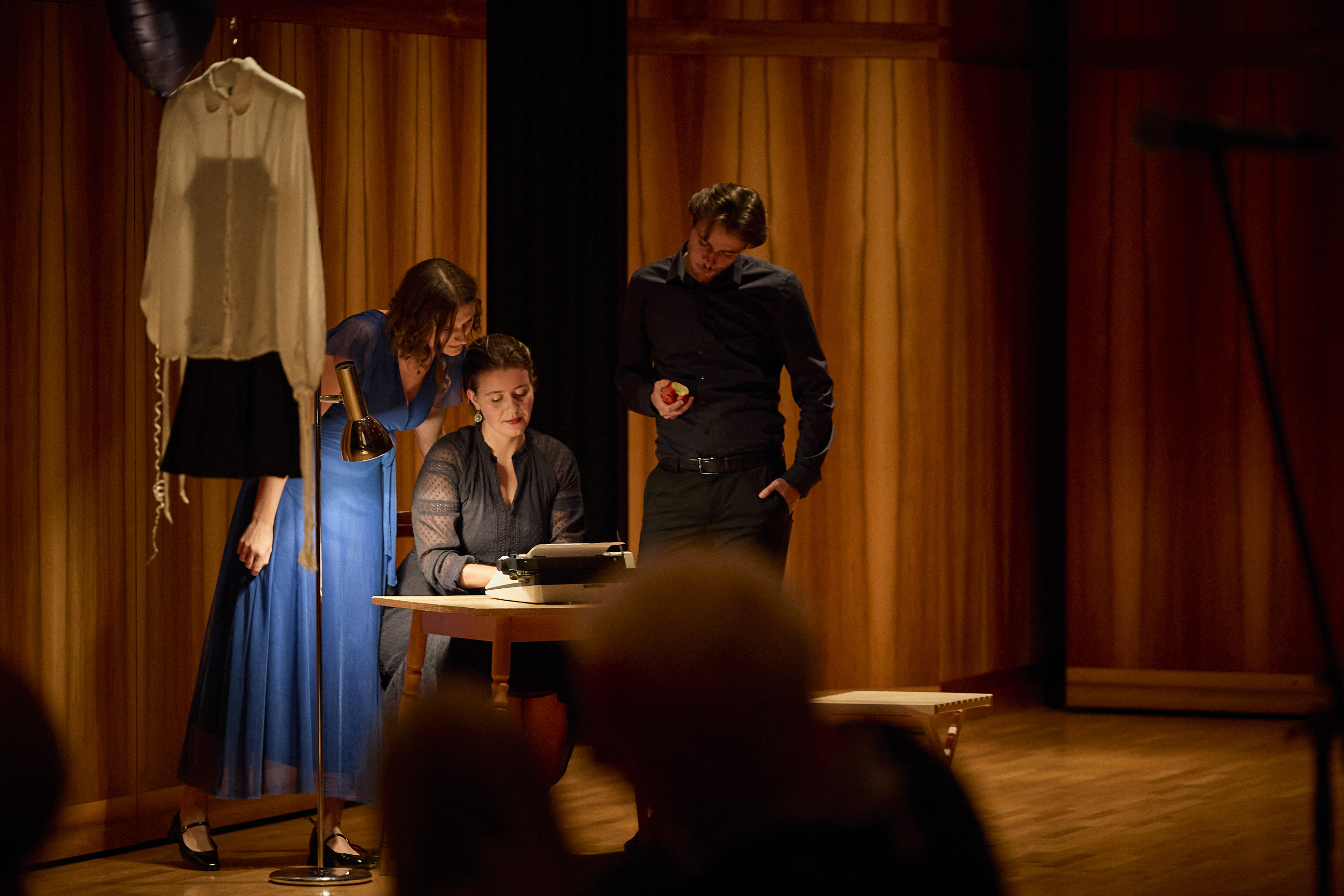 Die Studierenden performen live auf der Bühne
