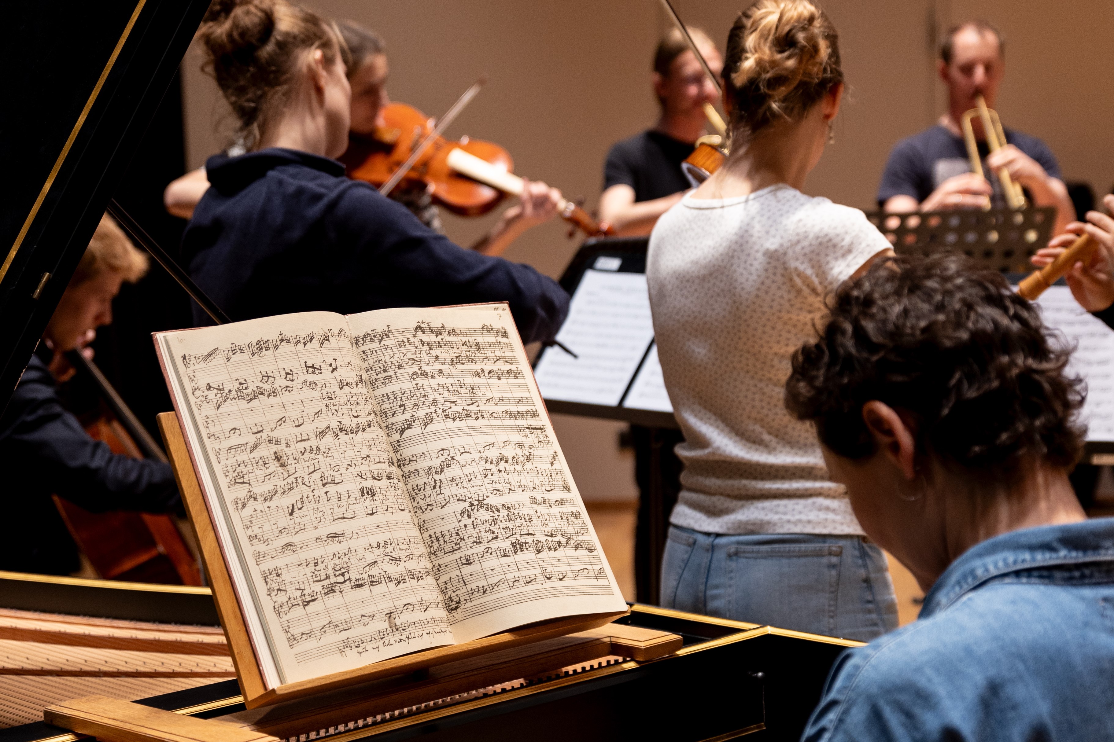 Studierdende des Lehrgangs Alte Musik musizieren zusammen mit einer Professorin, die am Cembalo begleitet